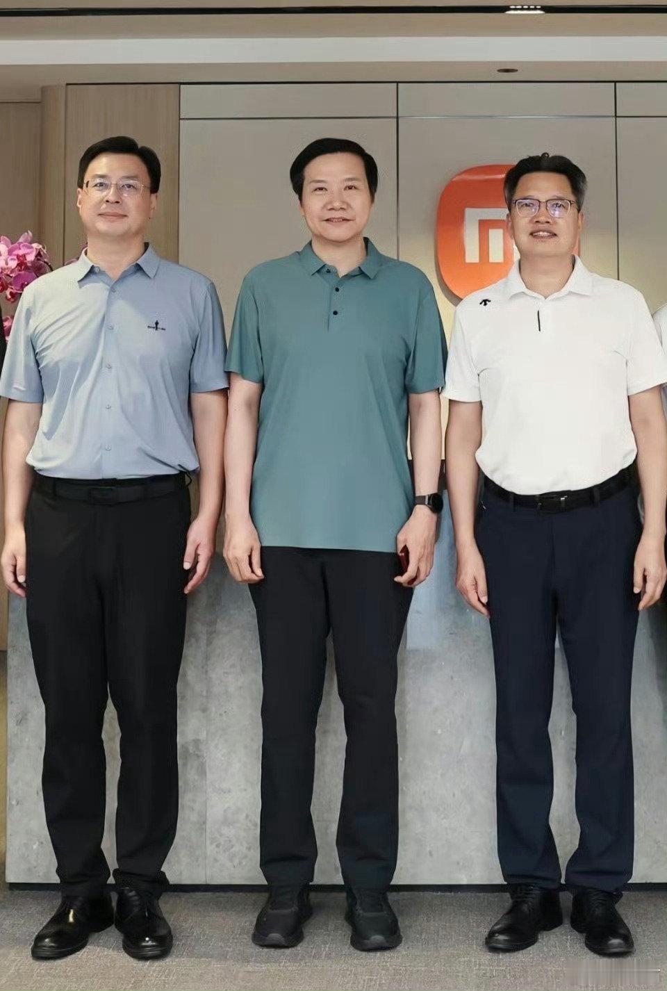一眼阔折叠[哈哈]

小米之前做竖折叠还是做出了一些差异化的东西，比如把竖折叠和拍立得结合的创意，就市场反馈很好。这次阔折叠，看能不能玩出一些新的花样。 ​