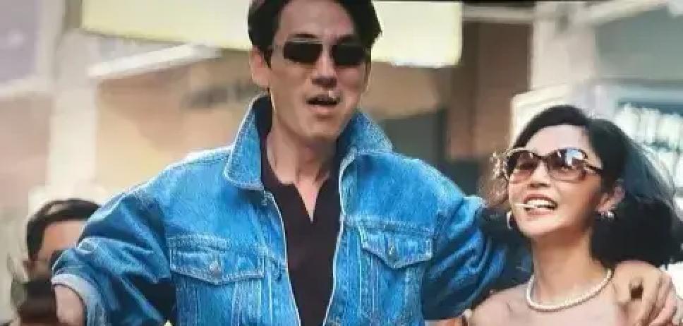 冲着朱一龙和梁家辉去看了新片《空枪》，走出影厅时整个人都处于一种极其割裂的情绪里。
前面有多让人手心冒汗，后半截就有多让人忍不住想叹气。
韩延这次摆明了不想搞那种俗套的突突突枪战，他直接把镜头对准了人性里最贪婪的那一面。
朱一龙演的万梓强，浑身上下都透着底层赌徒的狠劲。转动轮盘、枪口顶头、扣动