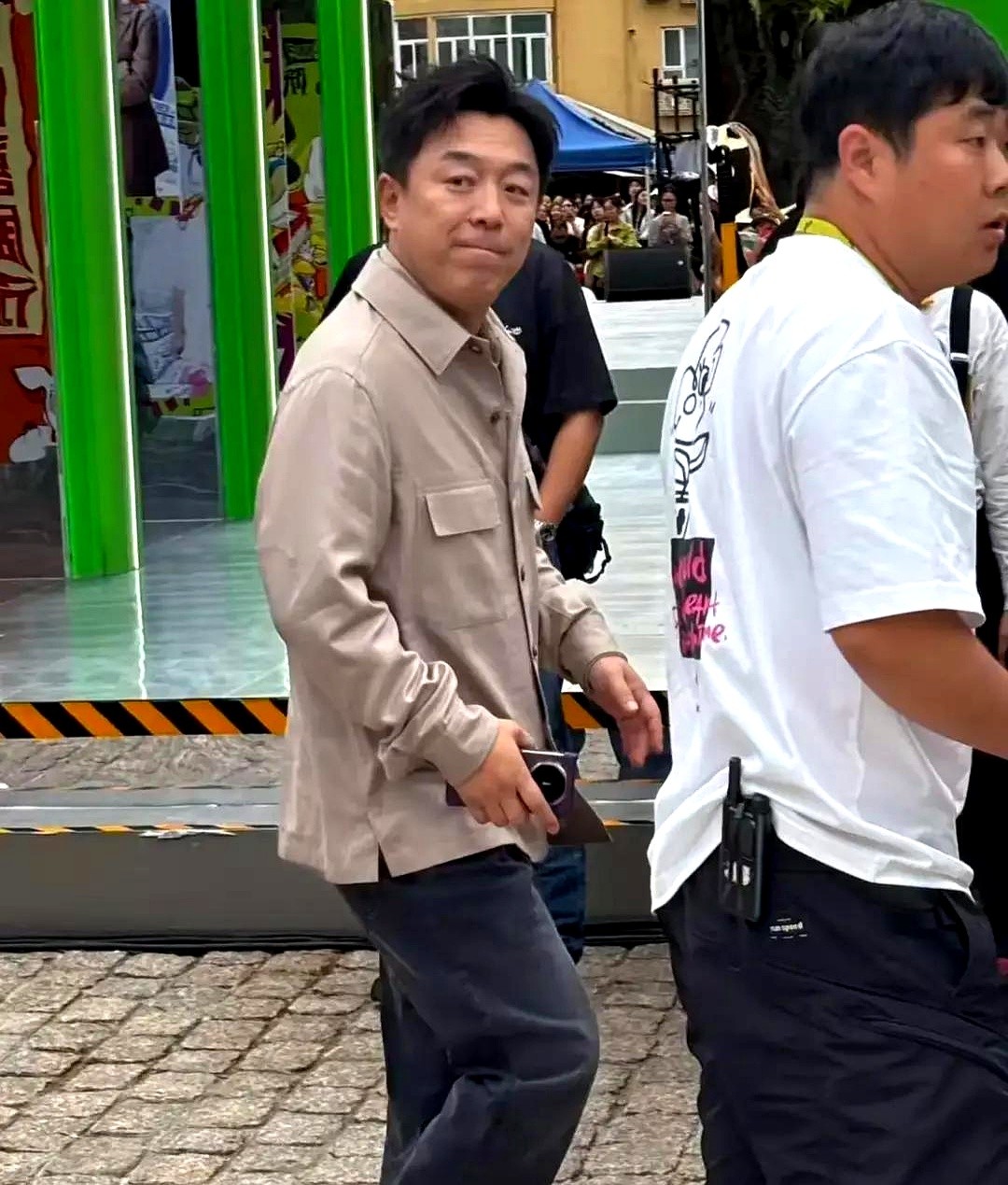 当年金马奖现场，蔡康永当众给黄渤下马威，直呛：“这是我家，不是你家。”台下一众演员表情瞬间僵住。

蔡康永先开涮黄渤穿得像睡衣，黄渤笑称回自己家当然穿舒服点。蔡康永立马补刀划地盘，全场气氛直接紧绷。

黄渤转头看向台下，指着蔡康永肩膀上的道具马反击：“其实你也不是一个人在战斗，还有一匹马陪着你。”
