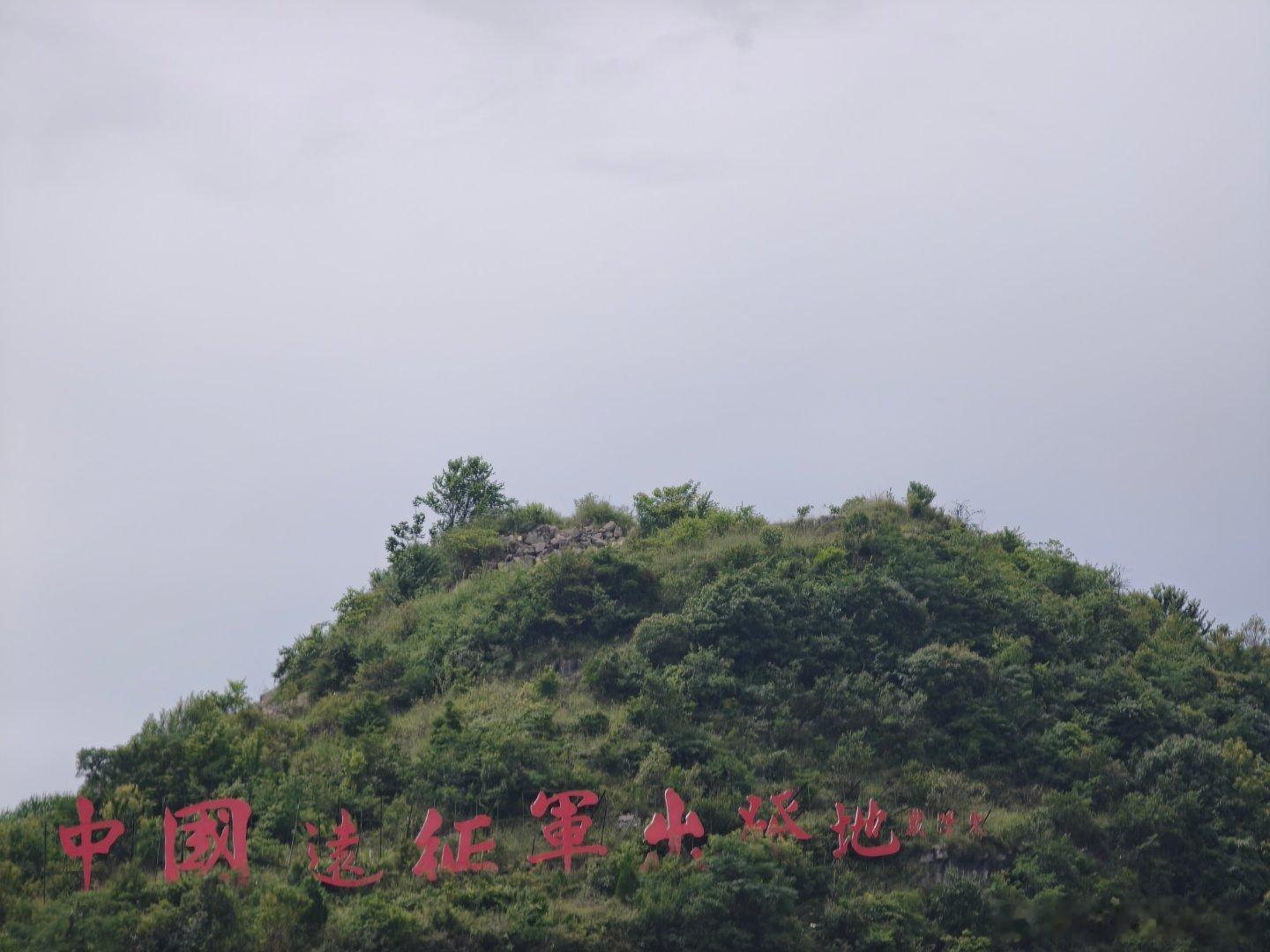 7月25日，从六盘水到安顺的路上，路过“中国远征军出发地“，孔老师讲放着国内的日 军不打却大老远跑去救西 方爹爹，其实是国耻。而且打得很差，美国很不满意，因为给了很多武器。我突然想起来，上世纪三四十年代，看《愤怒的葡萄》可知道美国中东部农民过着怎样的悲惨的日子。又想到《悲惨世界》与“ ​
