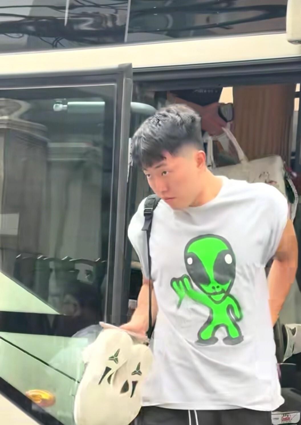 广东男篮新帅亚科夫列维奇刚到队，全队今早就在徐杰和张皓嘉的带领下登车离开东莞，直奔佛山去打热身赛了。有跟队媒体透露，这回不是简单拉练，而是要和广州男篮真刀真枪干一场内部赛。说实话，前几天刚跟香港金牛打过两场，球队还嫌不够，陈浩峰和管理层又赶紧加码安排，这态度真挺少见的。
其实多打比赛没毛病，新外教来