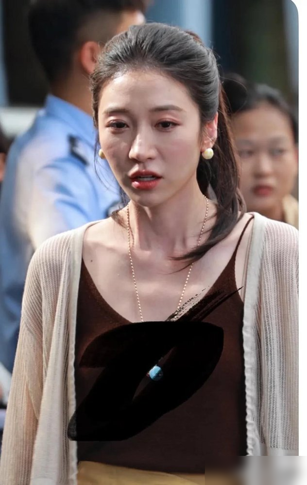200万预约砸下来，王格格还是被吴镇宇一句话问懵了。
你是来炫耀的吗？综艺上，李诚儒说她演不了长剧，何赛飞补一句脸型不等于演技。台下坐着的，是拍过上百部短剧、拿奖拿到手软的人。
扭头看数据，《盛律师的离婚前规则》预约量200万，妥妥的短剧一姐。可一沾甜宠，弹幕里全是脸不行了。她自己在直播里也承认