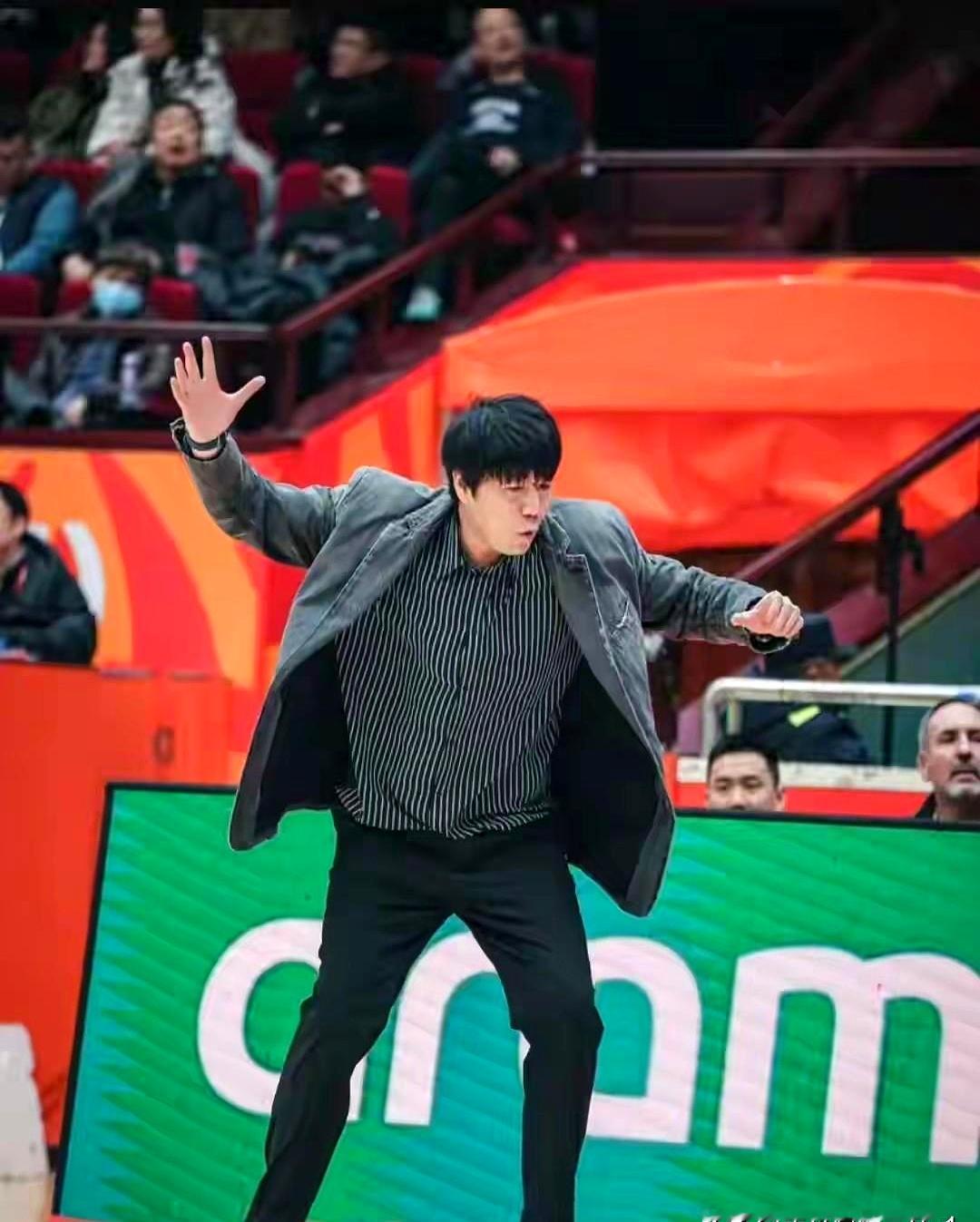 山东男篮这个赛季，看着真让人揪心。    邱彪指导带队，常规赛一度冲得...