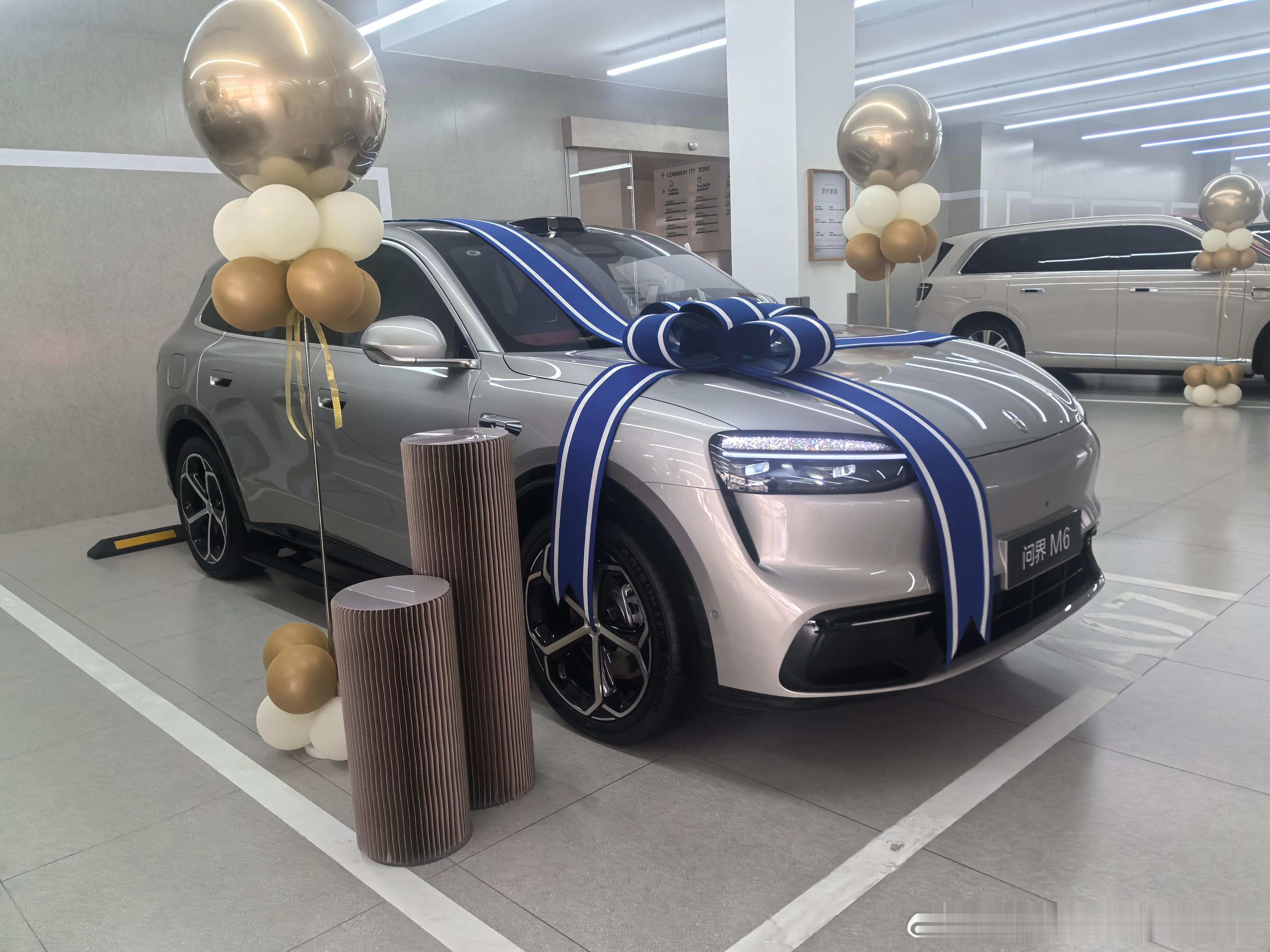 圆满完成问界M6新车交付🚙
提前做好PDI全车预检，静候车主到来。全程陪同客户细致验车，逐一检查漆面、玻璃、轮胎，核对车架号与车辆信息。上车演示鸿蒙智能座舱、音响、座椅调节等功能，耐心讲解日常用车、充电相关注意事项，清点好随车资料与工具。
 
交付不只是交一把钥匙，更是兑现一份安心。感 ​