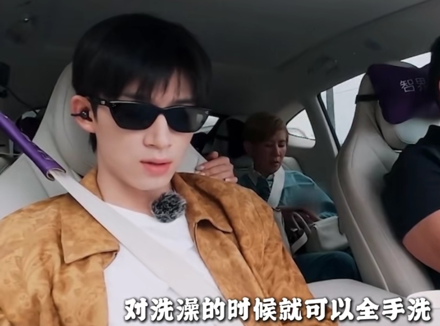 王星越喜欢洗澡的时候顺手把衣服给洗了，殷桃听了忍不住说：“你还挺贤惠，星越一看自理能力很强啊。”王星越：“我习惯洗澡的时候把那衣服给洗了。”
王星越看得出来是习惯性洗衣服了，不然不能这么勤快，洗了那么多的衣服，殷桃看了也是直夸王星越贤惠。
殷桃夸他也不是随口一说的，很多男生可能不太会这么勤快的洗衣服