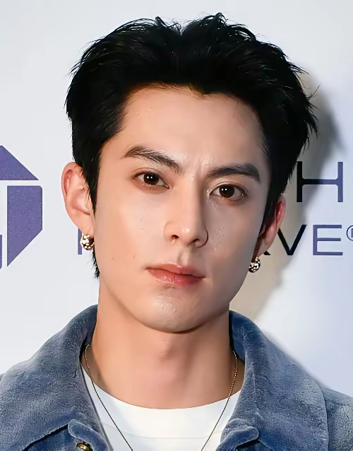 我觉得现在的娱乐圈当红男星里，颜值高的有陈晓和朱一龙，阳光干净有阳刚之气的黄景瑜和李现，其他都差不多。[捂脸][捂脸][捂脸]