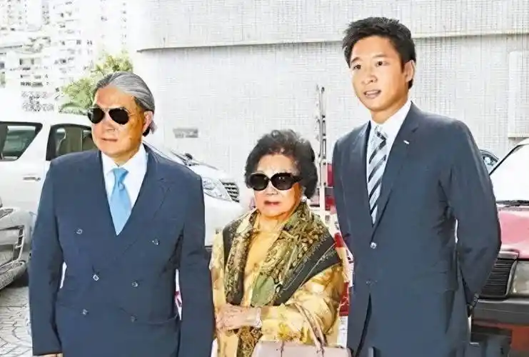 如果说豪门原配也有段位，那霍英东的妻子吕燕妮绝对能排上高位。
 
她变卖嫁妆换取丈夫创业机遇，丈夫发达后提出迎娶初恋时，她没哭没闹，只说了三句话，从此霍家三十年没争过一次家产。
 
1943年，吕燕妮嫁进霍家时，霍英东刚从战乱中逃回来，家里穷得连张平整的床都没有。
 
这门亲事是霍英东母亲刘三做主，