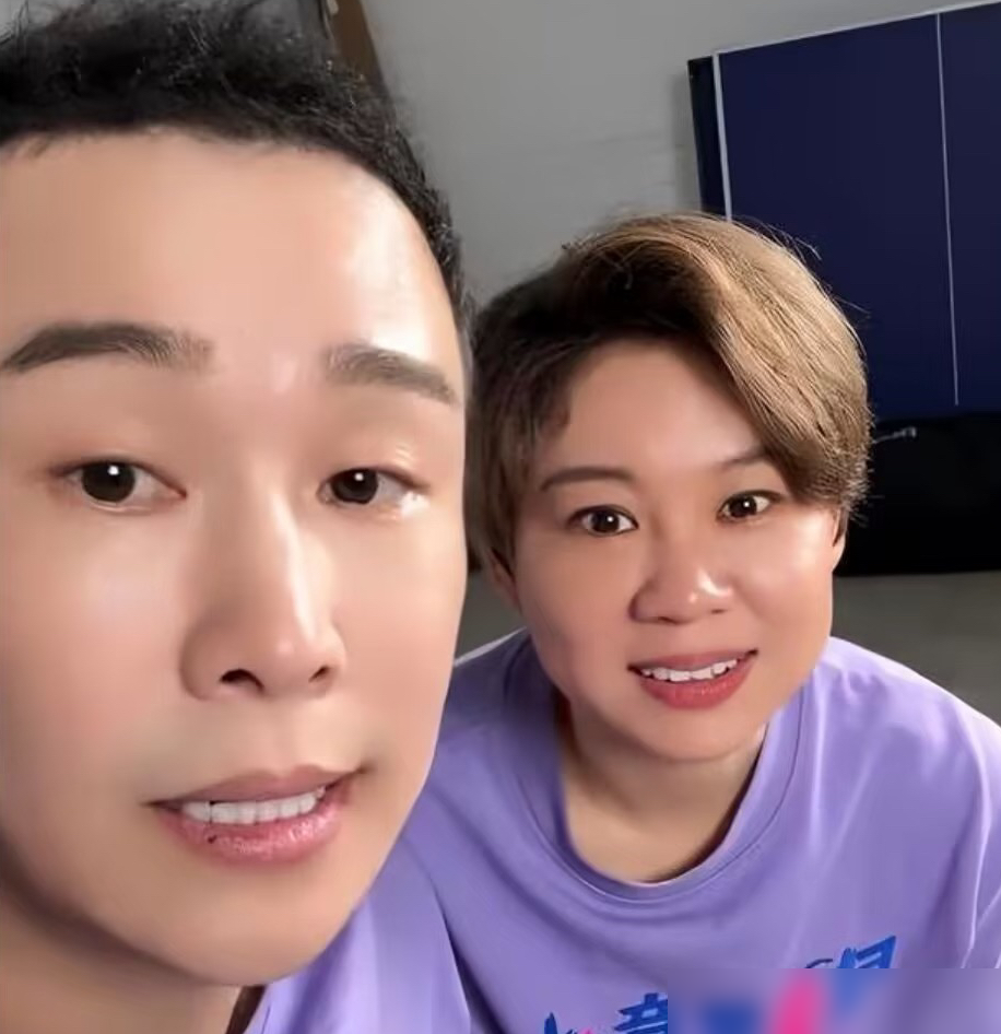 沈春阳掏了5000万拍电影，小沈阳零片酬，结果一上映就被人追着骂你不配当导演。
这片子叫《什么意思夫妇》，讲一对要离婚的老夫妻灵魂互换。听着像老套路，但沈春阳塞进去一个细节：男方换进妻子身体后，第一次低头看见自己肚子上那道剖腹产疤，整个人愣住了。
就这一个镜头，很多女观众看哭了。不是卖惨，是终于