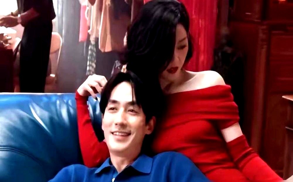 老婆天天在家夸别的男星，老公私下吐槽“差不多得了”，结果见了真人直接上手捏胳膊。

卫诗雅在路演现场当着全场观众指着台下，冲朱一龙喊：“我老公也很喜欢你！”突然被表白，朱一龙愣了一下，赶紧弯腰鞠躬不好意思。

要知道卫诗雅拍戏时总夸朱一龙，她老公没少反击“你差不多得了啊”。结果路演一结束，这位老公主