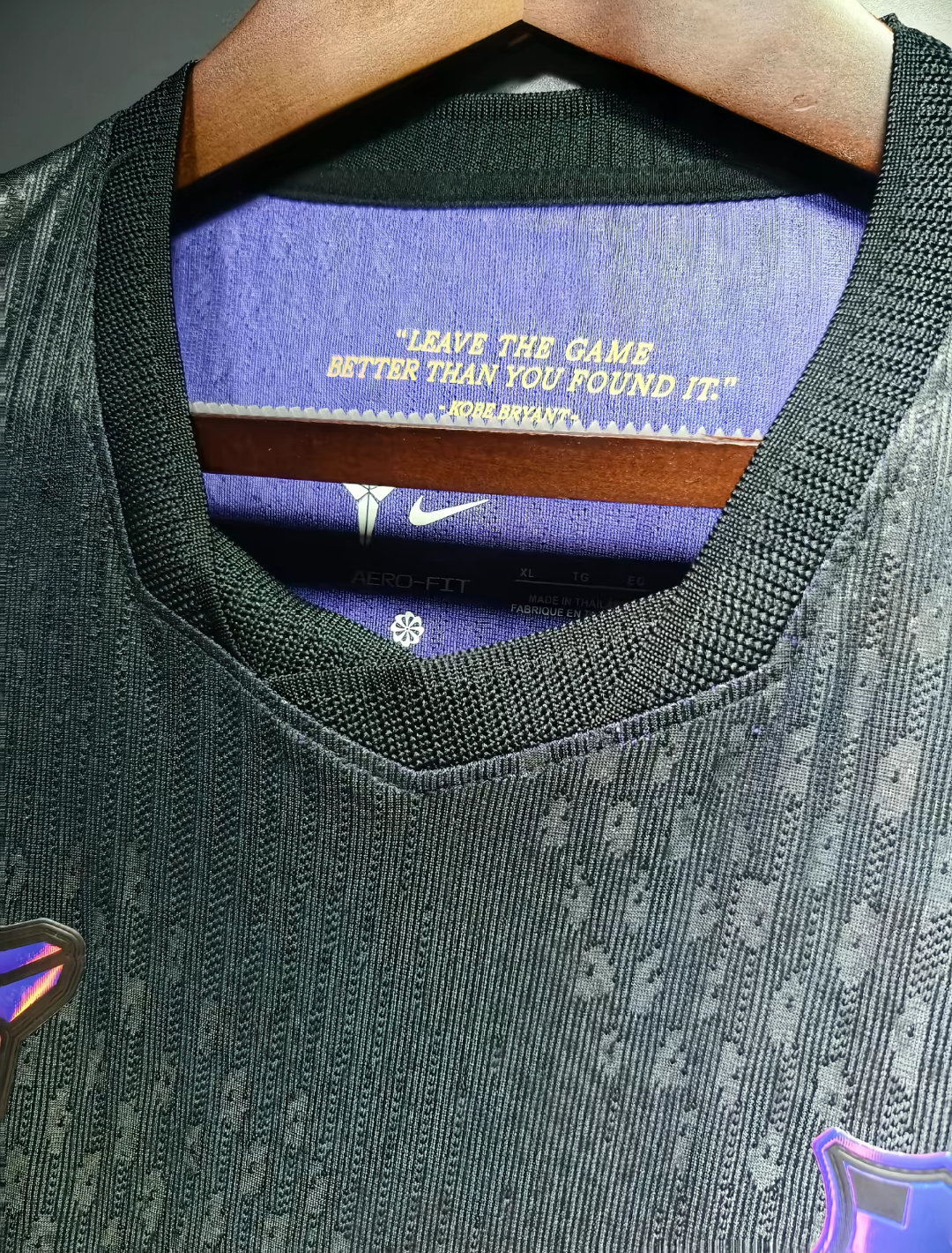 跨界联动 巴塞罗那在今日比赛首次穿上了致敬他的客场球衣 💜🐍 巴萨...