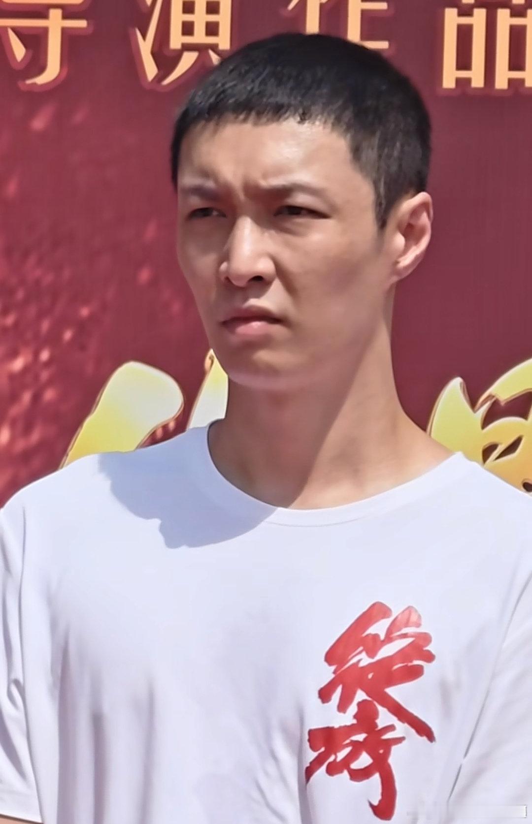 #张艺兴#喂 颧骨肘击到我了[允悲] ​