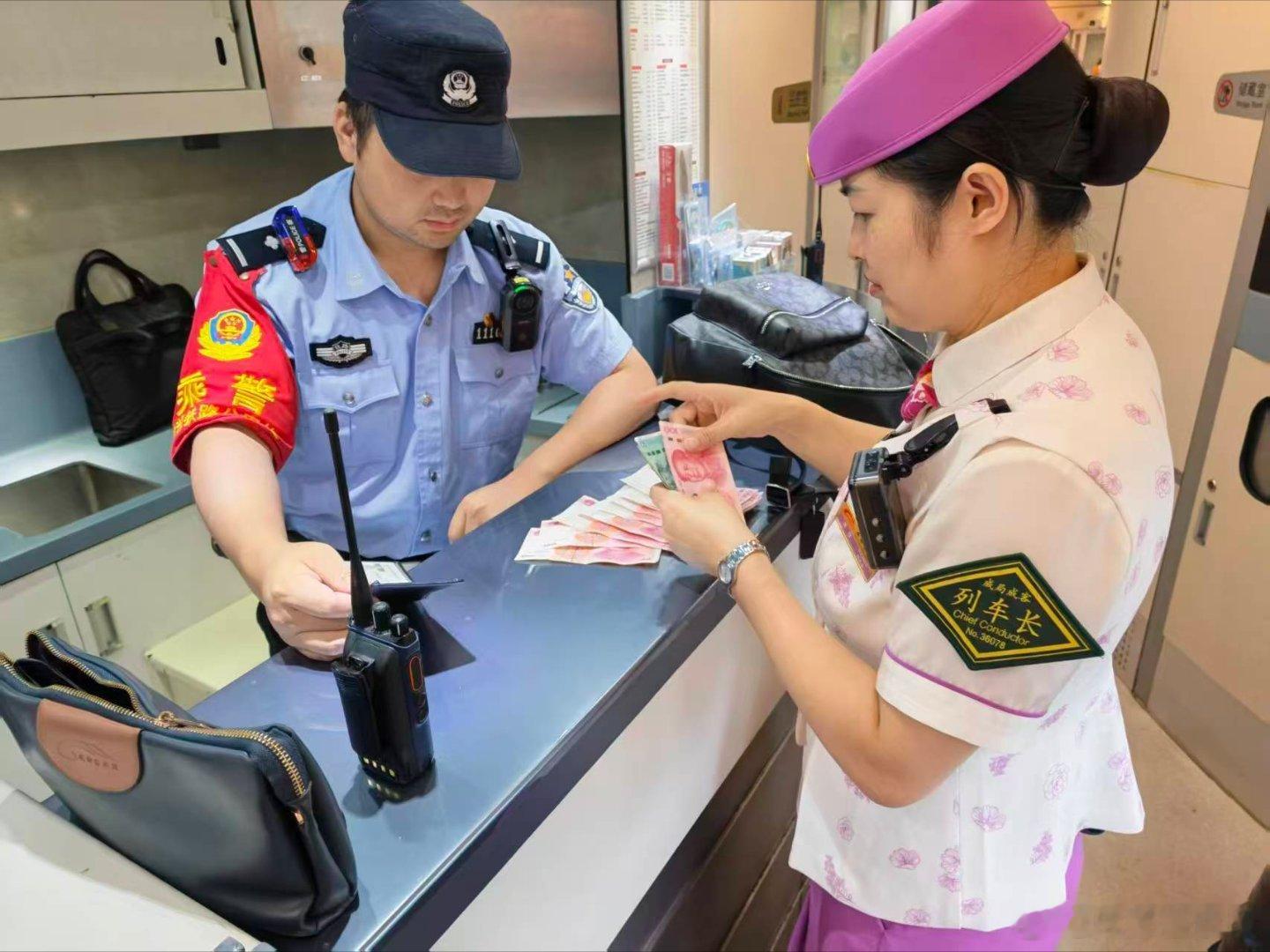9月24日，由成都客运段担当的D631次列车站成都东开车后，列车长接旅客电话求助，自称在3号车厢遗失双肩背包，内有证件和现金。列车工作人员立即赶赴现场帮助旅客寻回遗失物品，并电话通知旅客，按要求与车站办理交接将其带回，旅客表示感谢。（铁路部门温馨提示:旅客朋友们在下车前，一定要仔细清点行 ​
