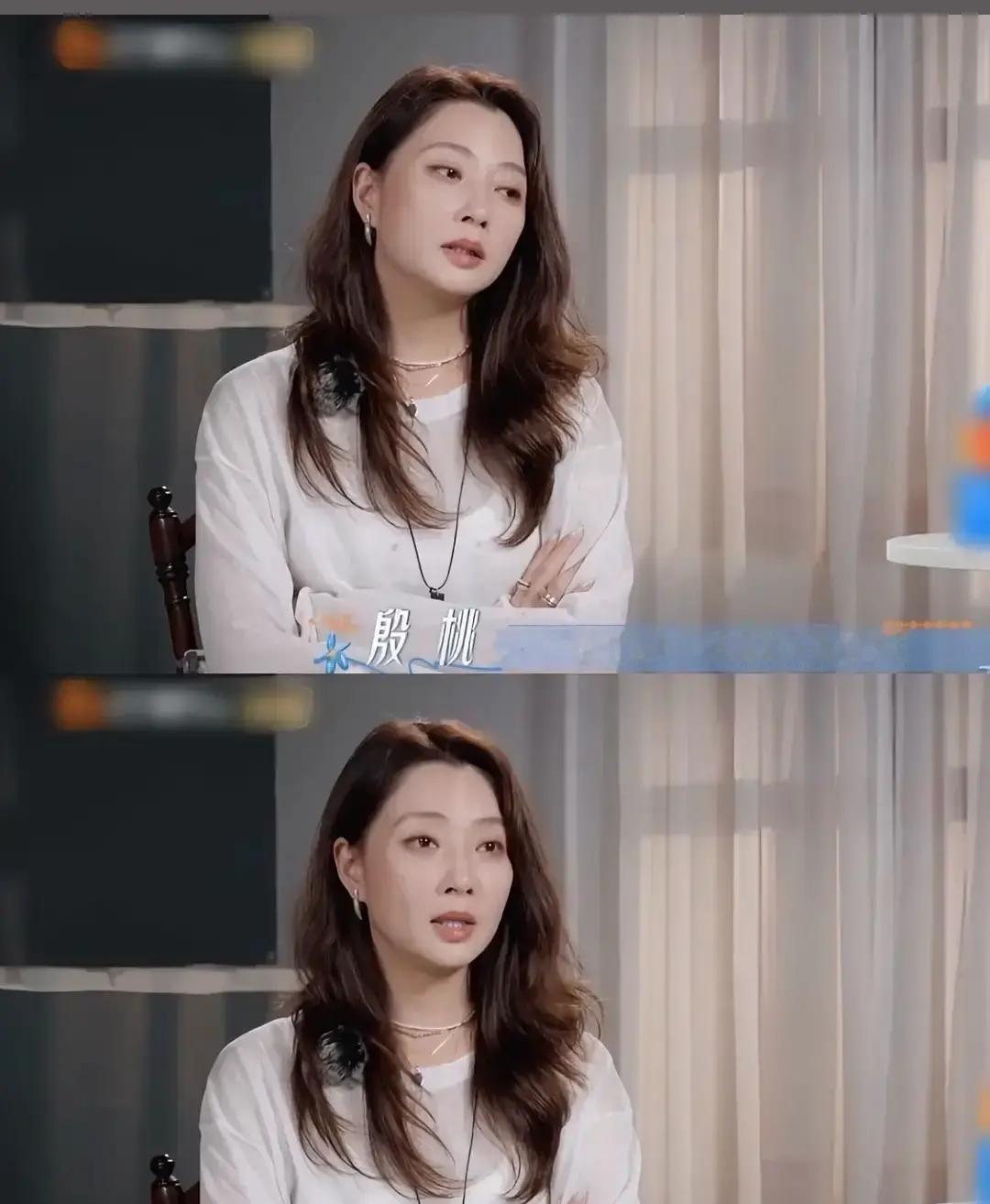 林依晨问殷桃，你怎么也来参加这种节目了？


殷桃手里的粉扑停了一下。她没看林依晨，对着镜子把散粉扫开，说了一句：“来还个人情。”

林依晨没再追问。化妆间里人来人往，编导催场的声儿一阵接一阵。殷桃把粉扑放下，从包里摸出一板胃药，抠了两粒咽了。她胃疼了三天，医生让她住院，她没去。


这档演技类综艺