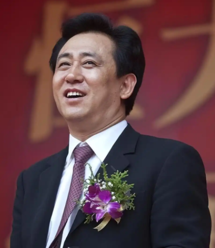 许家印的军师任泽平，当年建议许家印梭哈新能源汽车市场，认为未来是新能源汽车的天下。然而任泽平万万没想到，许家印当年精挑细选，最后看上了贾跃亭的法拉第未来，错过了一个时代。



任泽平，2017年底这位在券商圈里已经小有名气的经济学家，被恒大用一份让人眼红的薪酬请了过去，按照当时的说法月薪一百多万，