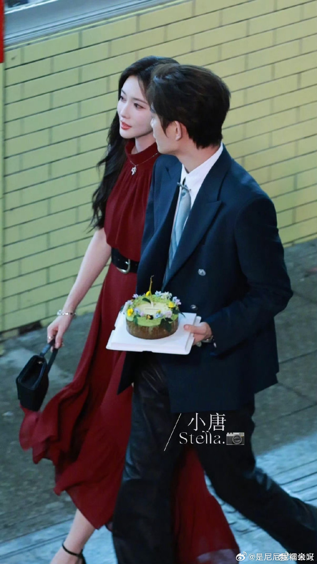 #丁禹兮孟子义西装红裙吃蛋糕路透#bs👍
丁禹兮的黑西装，隐忍内敛的神态；孟子义一身红裙明艳夺目，一冷一艳的配色碰撞格外抓人眼球。
好好演好好拍，我到时候可是要好好看的[期待] ​