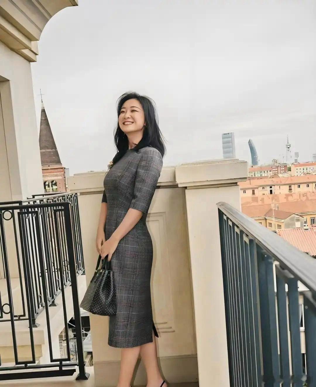 贾玲在米兰时装秀现身 一条格纹连衣裙显得身材更加好了 体重也没有反弹 整个人气质都清爽了 ​