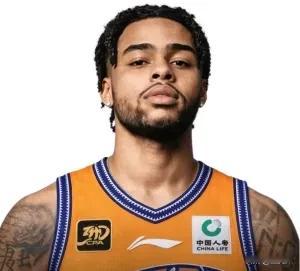 如果你是普通外援，那么今晚你的表现已经足够优秀，但是你是NBA榜眼秀，NBA全明星，这个表现就还得加油，今晚拉塞尔上海队首秀，10投6中得到18分7篮板9助攻的准三双数据。虽然拉塞尔还没展现出他得分的爆发力，但是拉塞尔绝对是CBA里传球最好的外援，甚至没有之一。虽然拉塞尔相比于巅峰期得分能力退化了，