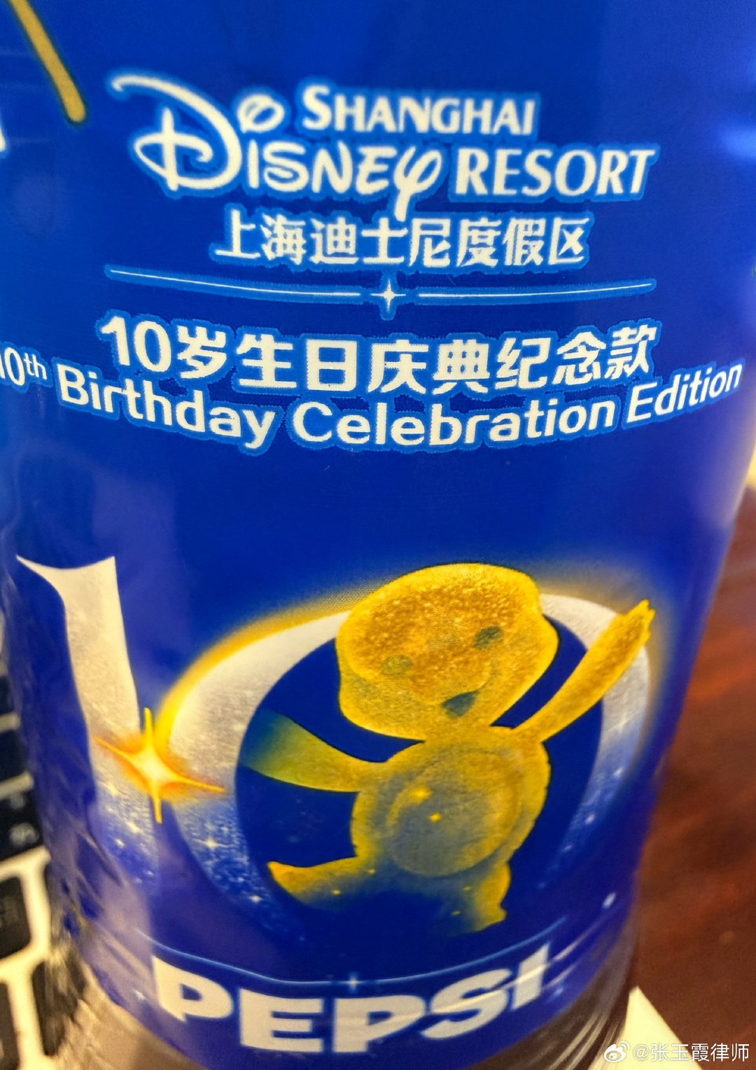 上午的庭一点多还没结束[笑cry]我出来的时候，下午来法院的人已经在门口排队了[笑cry]
饭来不及吃赶到六里，路上喝了一口昨天迪士尼剩下的半瓶可乐，下午13:50的庭，13:50冲进法庭[笑cry][笑cry][笑cry] ​