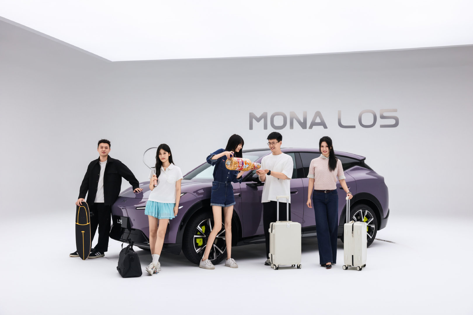 抢先解锁#小鹏MONA# L05 的多种打开方式！
媒体老师现场实测 5 人 9 箱，804L 前后备厢轻松容纳全员行李✨
前排座椅放倒，秒变围坐娱乐区，牌局桌游随时开局🀄️
好看、能装、还好玩，现场体验感直接拉满~
 
#MONAL05预售定档10月15日# ​