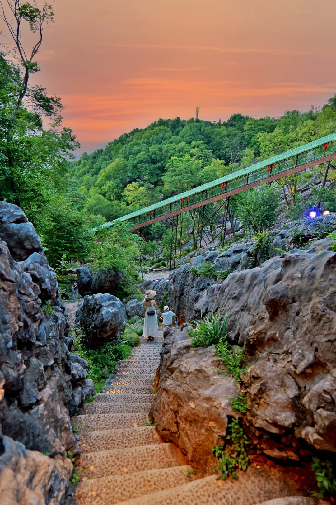 还好没坐这个滑道下山😭才能带娃看到……