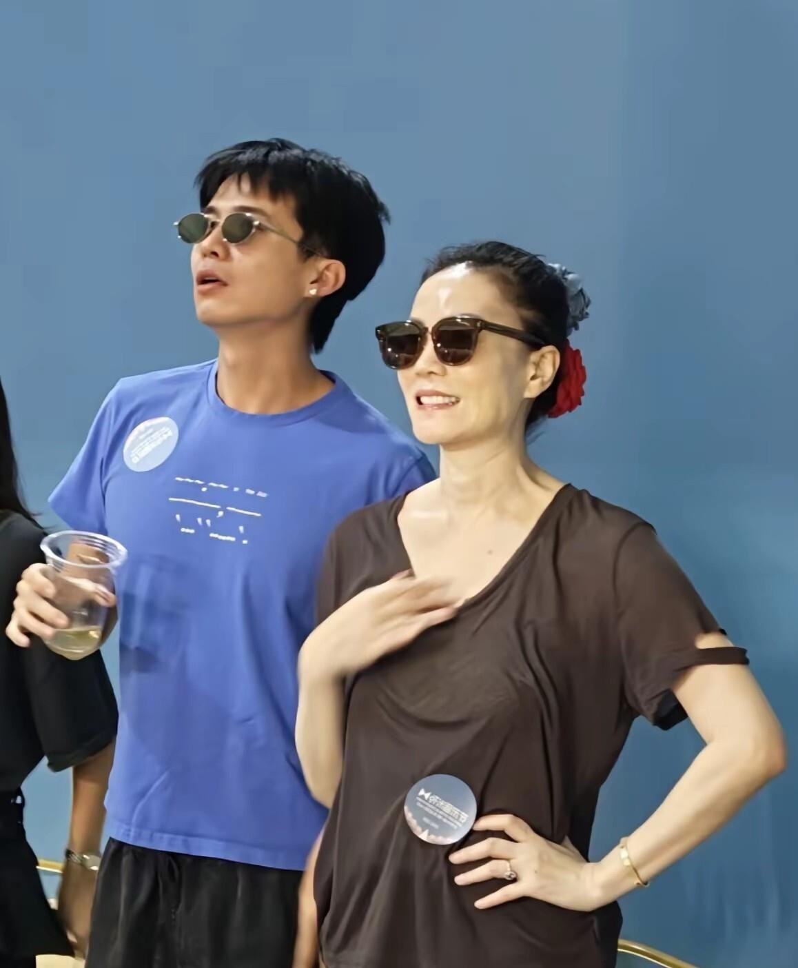 谢霆锋46岁生日那天，王菲没去太原演唱会，而是带着小女儿李嫣去了阿那亚音乐节看大女儿窦靖童演出，身边陪着的是跟了她十几年的御用摄影师Ryan。巧的是，Ryan当晚喝多了，对同行女歌手陈粒做出搂抱甚至袭胸的越界举动，陈粒当场推开竖中指反抗，后来Ryan道了歉，陈粒也体面地说了“没后续咯”。但这事真正让