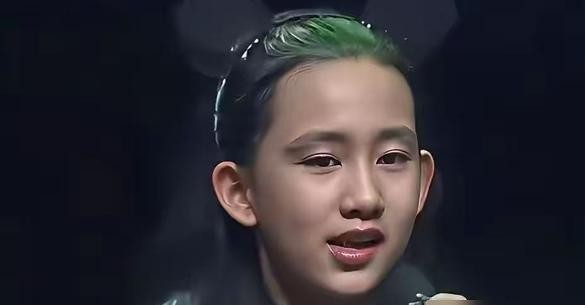 黄磊的小女儿才刚刚十二岁，不过是在台上唱了首英文歌，评论区就忙着给人挑刺了。
这帮看客挑剔的角度也是绝了。姐姐黄多多从小顶着温婉美人的标签，到了老二身上，大家立刻换了一副严苛眼镜，对着小姑娘评头论足，非说她缺少温润气质，整个人长得像个假小子，甚至嫌弃她跟年轻时的黄磊长得太像。
合着孩子长得像亲爹