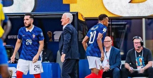 法国3-0轻取瑞典稳稳晋级16强，大胜的喜悦之下，谢尔基当众无视德尚...