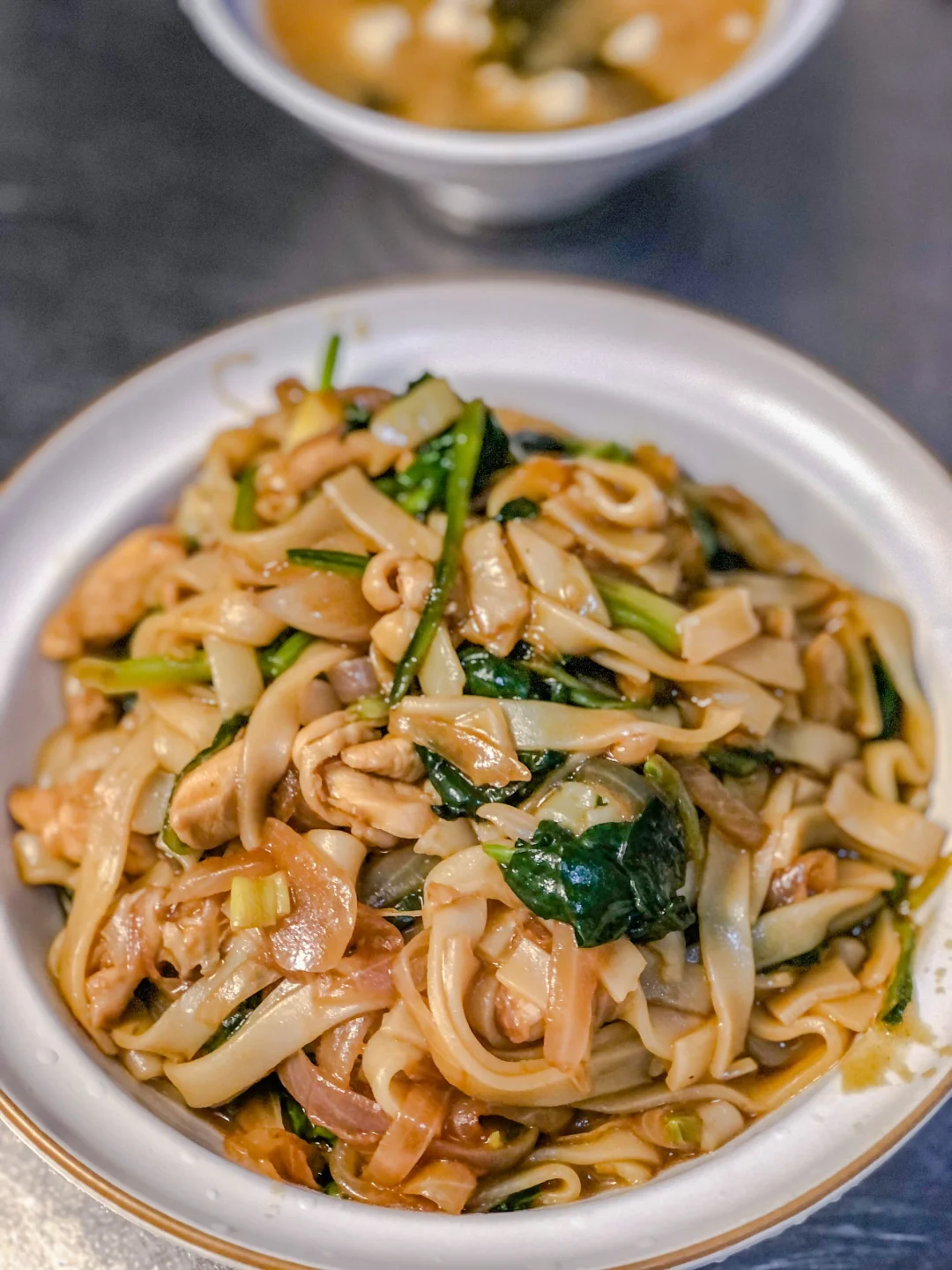 坚持做1000种面不重样（301）鸡腿肉炒鲜河粉