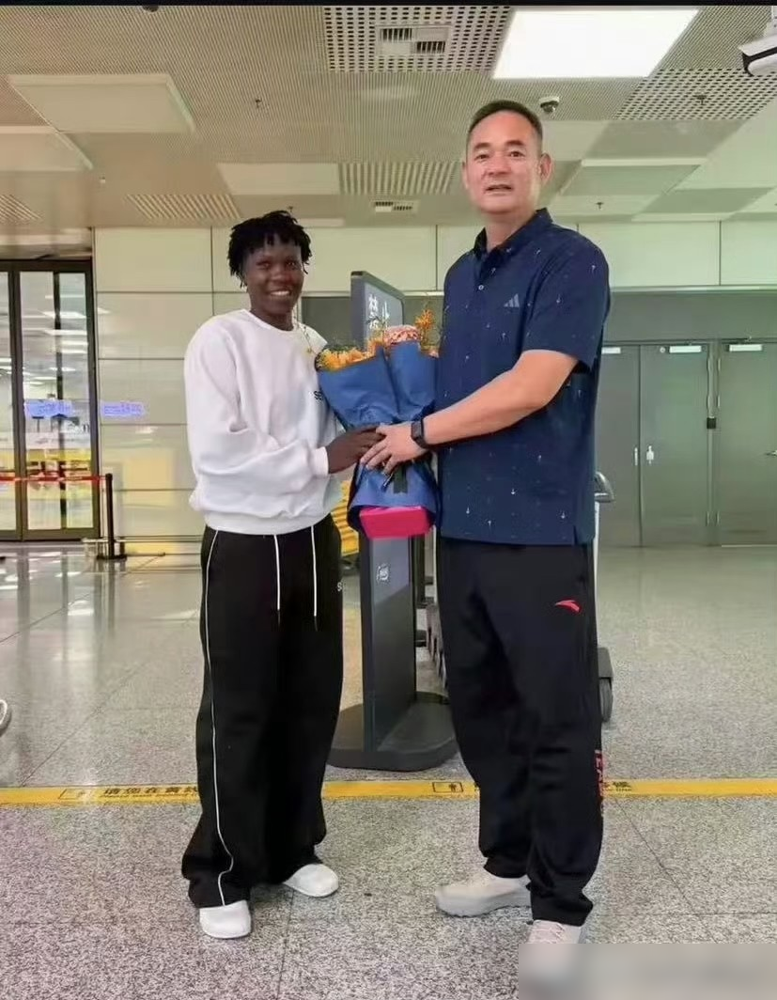 全运会刚把卫冕冠军天津女排掀翻，转头就传出河南女排要换帅，还火速签了个肯尼亚国手。
这操作，看懵一堆人。
网传的新教练不是外人，是老熟人焦帅。北京奥运会中国男排的主力二传，退役后就扎在河南女排，带队成绩是真不赖。全运会第七、第六，连着刷新队史最好成绩，上赛季还把队伍从B组硬生生带回了A组。
结