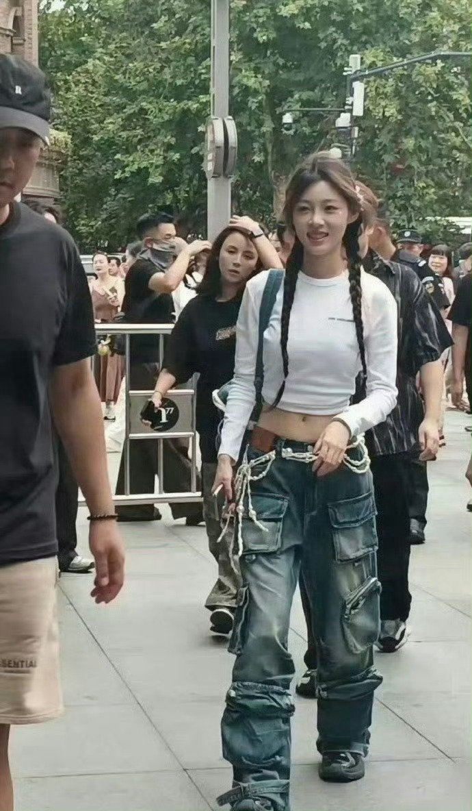 现实中的痞幼竟然长这样，乍一看还以为是哪个明星呢 ​​​