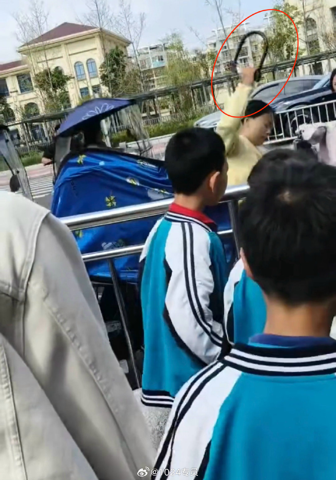 两个陌生人能有多大的仇恨！拿起U型锁拉都拉不住……[生病] ​