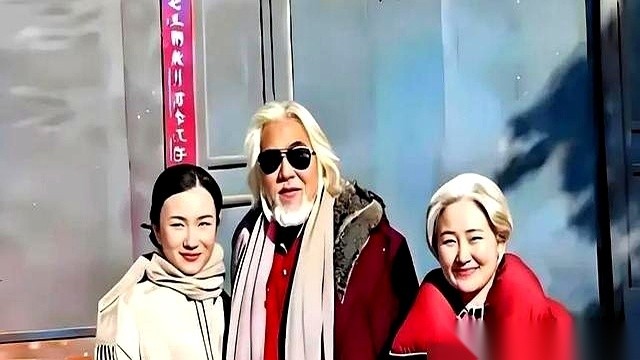 75岁的张纪中在生日宴上伸胳膊搂着丈母娘合照。
这位丈母娘今年才63岁，女婿比岳母足足大了12岁，妻子杜星霖就站在旁边举着手机给他们拍。
44岁的杜星霖还在直播间宣布正在备孕第五胎。
这事儿搁谁眼皮子底下，都得愣三秒。按老理儿，女婿见了丈母娘，怎么也得带点晚辈的拘谨。可一个75岁，一个63岁，这岁数