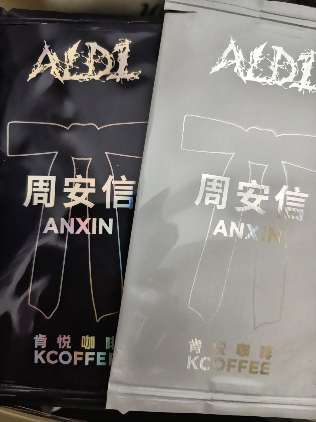 一来就看到俺的做好了🤗
今天点的这杯苹果气泡美式好喝多了
这次的联名圆满结束啦[摸鱼撸猫]～
感觉这卡质感还可以的，卡面好好看卡背有点镭射也便宜，就是品控好一般白版的还有点弯，我压了大半天…… ​