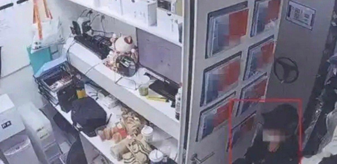 #上海女导购薅了公司72万余元#

导购钻门店库存管理漏洞，偷偷夹带衣服外出转卖，还剪掉吊牌芯片伪造出库记录，自以为天衣无缝，系统升级之后全部暴露。

以为公司会当成顾客偷窃，导购两年侵占72万服装。线上平台伪装代购低价出售，密密麻麻记录货品备忘录，到头来难逃法律制裁。 ​