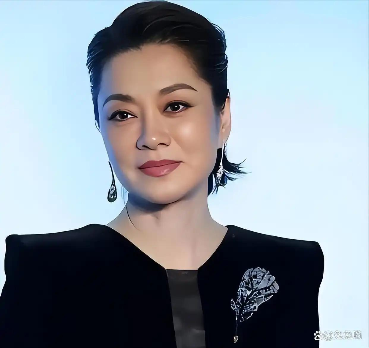 丈夫突然离世留下两百多亿商业帝国与巨额债务，歌坛天后毛阿敏没有去争夺遗产，反而带着儿女悄然远走，甚至连四百万生活费都主动退回。这场看似吃亏的选择背后藏着多深的底气？
 
主要信源：（中华网——从放弃继承260亿遗产，到退还400万生活费，毛阿敏的手段实在高明）
 
在2021年底的那个寒冬，一则震惊