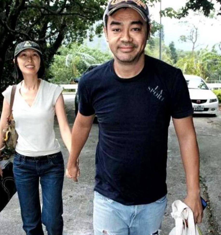 刘青云自卑提离婚，郭蔼明笑着接住他脆弱。港姐冠军嫁穷小子，陪住出租屋甘当贤内助。影帝拿奖当众告白，婚后零绯闻牵手到老。好的婚姻哪需轰轰烈烈，不过是低谷互相兜底，彼此撑腰岁岁年年。