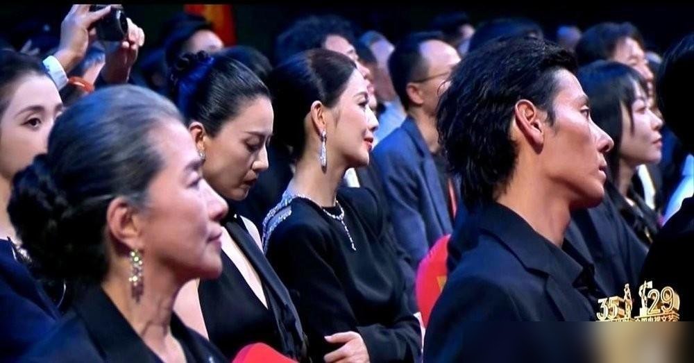 蒋奇明在飞天奖台下那个眼神，真是累得藏不住了。
镜头扫过去，别人在社交在笑，他整个人往下塌，像根绷了太久的弦。就这一年，金鸡男主提名，《飞行家》刚拿完金鹿最佳男演员，转头又扎进《欢迎来龙餐馆》路演。中间还夹着一部央视大剧《重器》。
戏是一部接一部，奖是一个接一个，人是一天没歇过。连领奖都是导演代