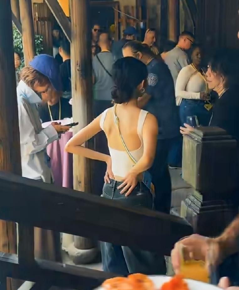 黄多多在‌《乌镇戏剧节》被网友撞见了，20岁的大姑娘，真是越长越像孙莉。路透里她就穿个白背心配牛仔裤，露背但不故意显摆，身形清瘦挺拔，站水乡巷子里安安静静的，帮黄磊跟外国客人翻译两句，一点不怯场。小时候看她扎着小辫跟爸上节目还觉得是个小孩，一转眼都读大学了。说实在的，她这股文艺劲儿不是穿出来的，是家