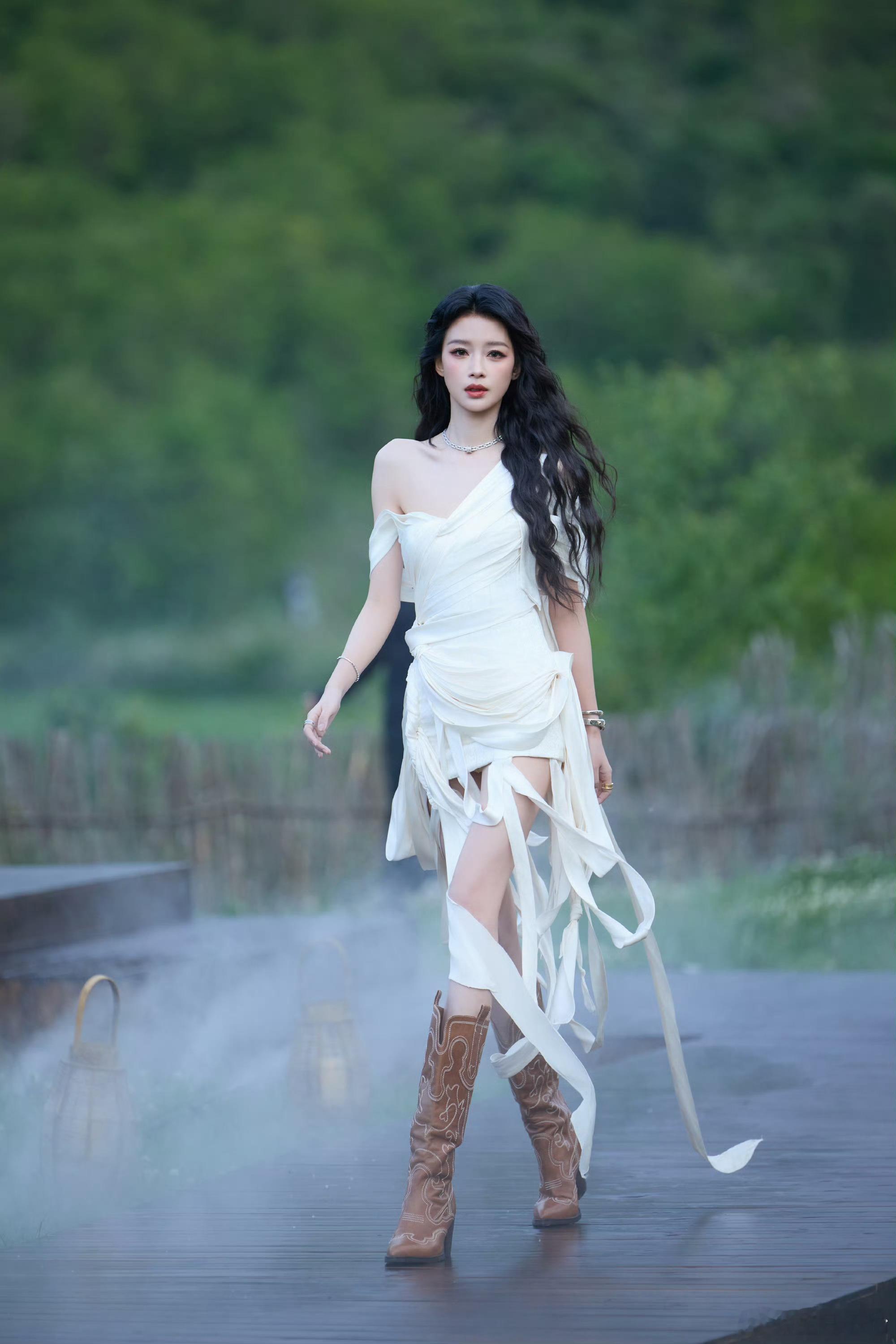 #孙怡[超话]# sy#孙怡不想睡的星期五# 

是不一样的姐姐，每个颜色都衣服都有不一样的感觉好美不知道此女的上限在哪里？怎么每个衣服都能驾驭的这么好？ ​