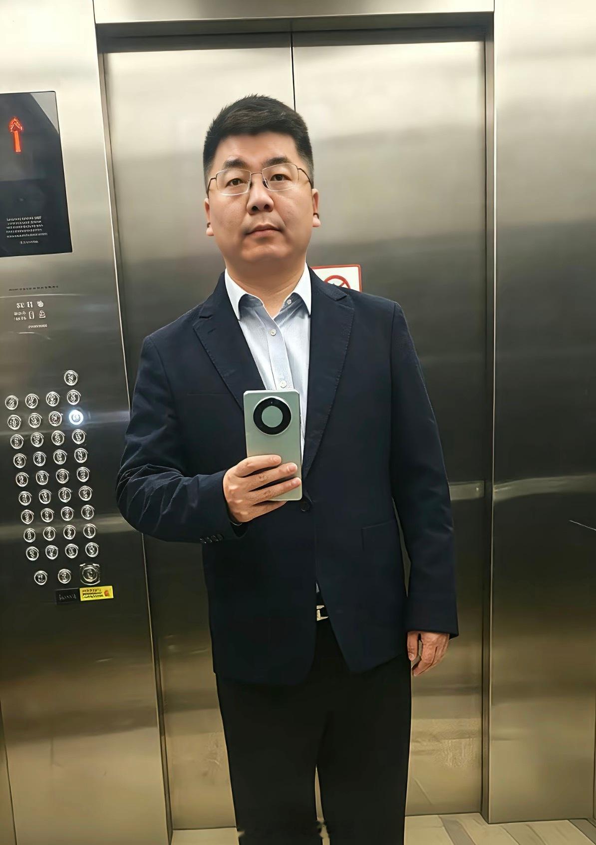 33岁博士副区长，一手好牌打个稀烂，履新职仅半年就被“双开”！  刷到...