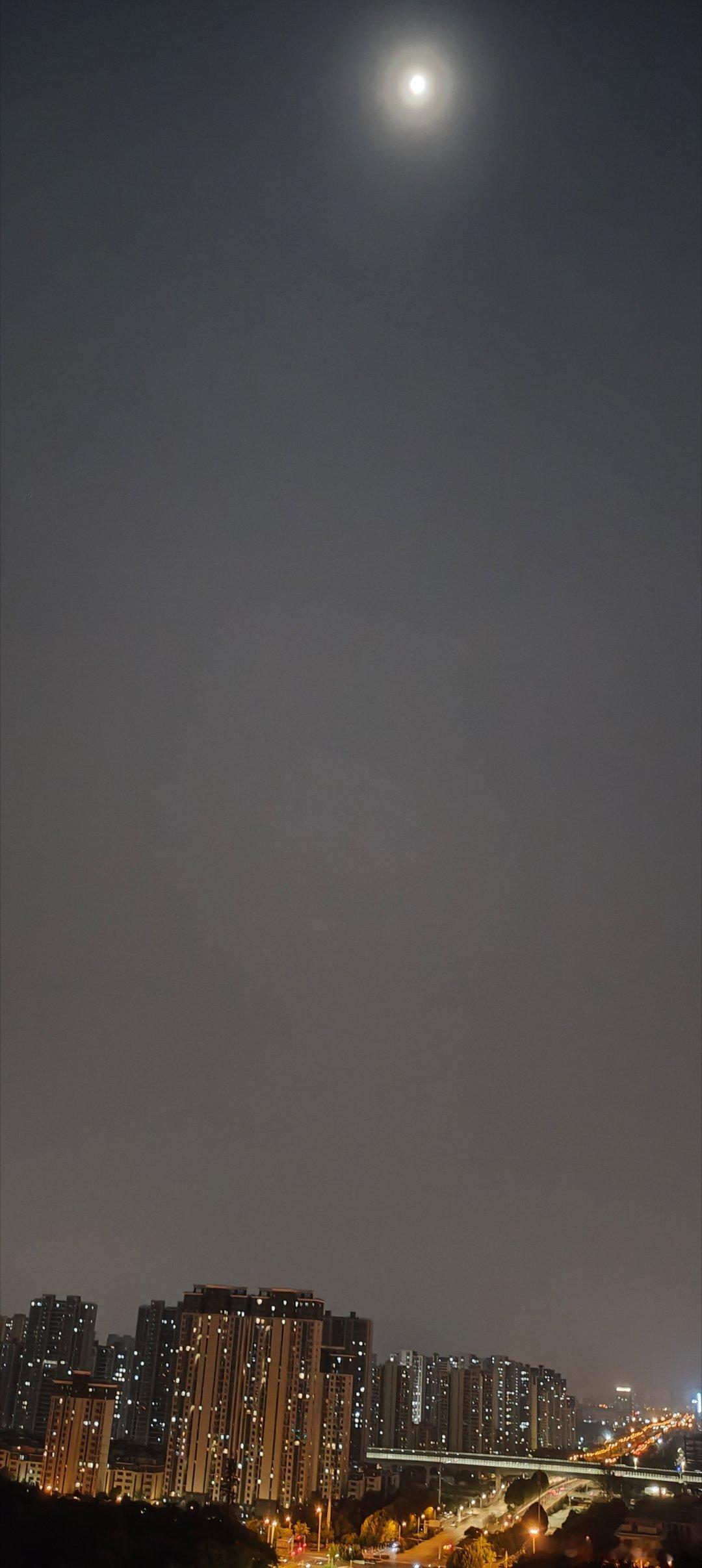 十五的月亮🌙十七圆，你抬头看，中秋月最圆时刻，错过就要等到2043年啰[嘻嘻]  ​