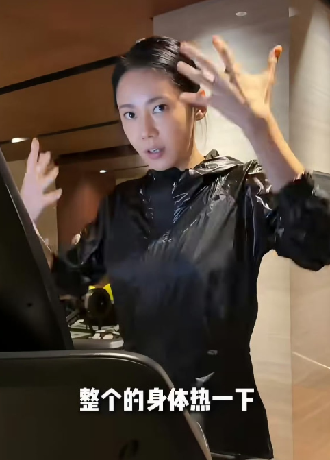 秋瓷炫发了个健身视频，说自己腿太细了，人太瘦了，怕影响健康，最近在练肌肉。

我第一反应是，这什么神仙烦恼。

别人天天喊着减肥，她嫌自己太瘦。47岁了，不追求瘦成纸片，反倒想把肉练回来。

但你仔细想想，她这话不是矫情。太瘦真不是好事。没力气，容易累，免疫力差。年轻时候瘦是好看，年纪上来了瘦就是虚