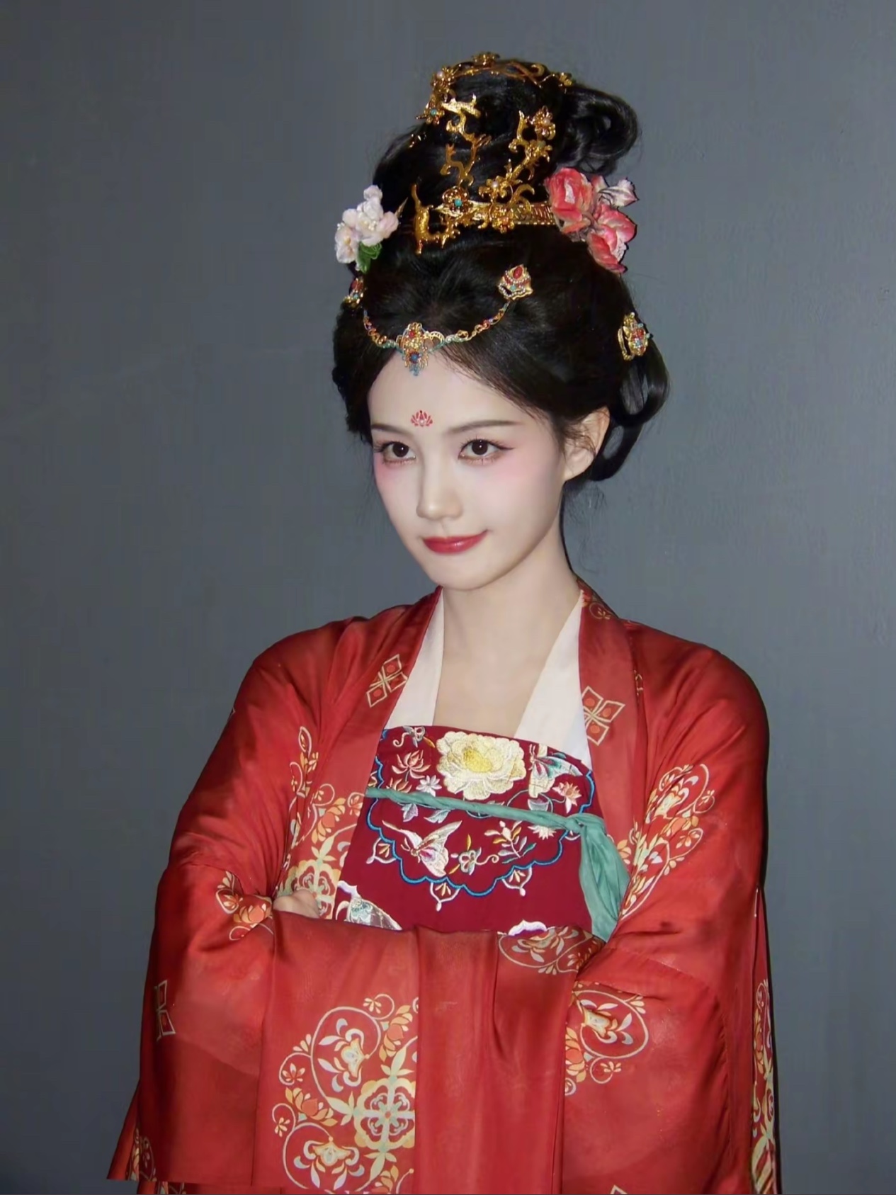 北舞毕业的李一桐，这次唐装舞台终于把优势打出来了

不愧是北京舞蹈学院科班出身的李一桐🔥

这次中秋晚会唐装跳舞刷屏，体态身段一目了然。
举手投足舒展柔美，古风韵味十足，一出场氛围感直接拉满。

很多人只记得她的影视剧角色，却忘了她是正经舞蹈生。
当年在学校体重管控特别严格，离开学校后还曾半年胖30