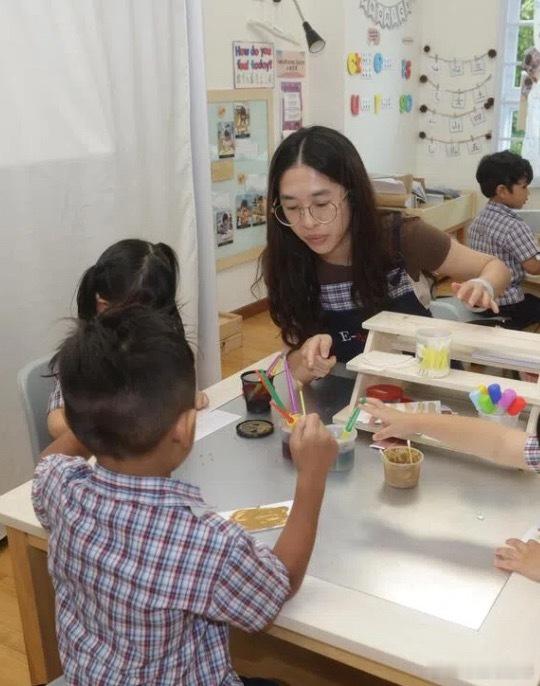 到2030年，新加坡须增聘1800名婴幼儿教师以满足托婴需求。为此，幼儿培育署将在9月扩大人力雇佣津贴，支持学前教育业者培训有意入行的本地和外籍求职者，同时鼓励现有合格教师转任婴幼儿教师。符合条件的本地和外籍学员可获得高达70%的培训津贴，以及高达50%的课程费用补贴。新加坡新加坡达哥 新加坡·TWG Tea at Swissôtel The Stamford