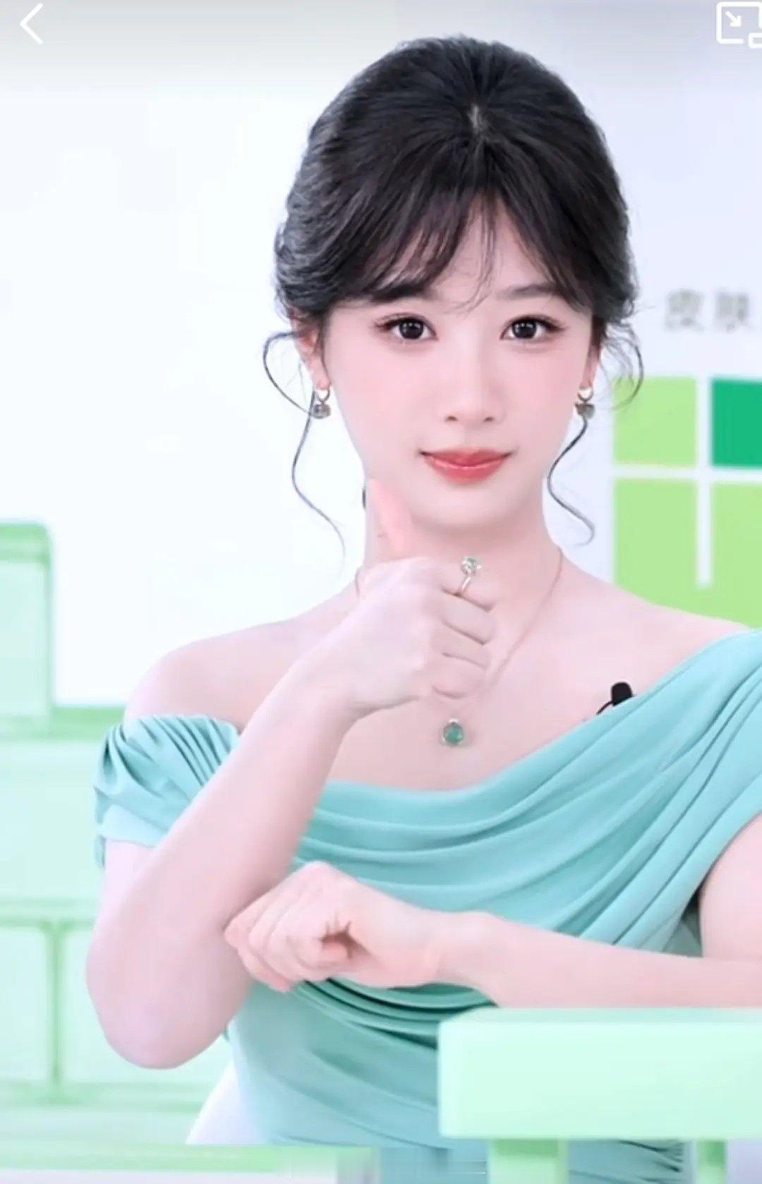 杨紫白鹿品牌直播生图，状态如何？
#白鹿直播# #白鹿锁骨能接发夹#
#杨紫直播皮肤状态# ​