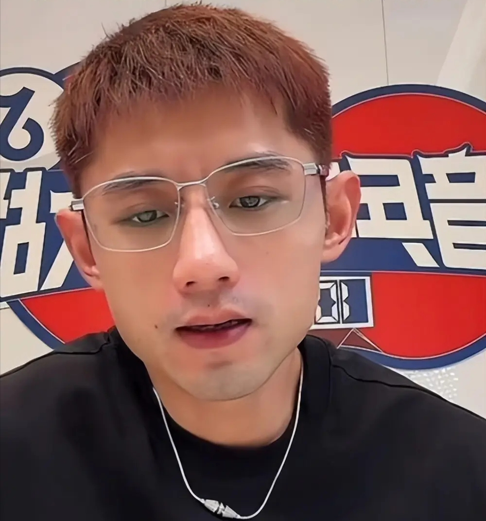 张继科谈退役原因：

“我肯定不是因为伤病退役的啊......不想迎合别人改变自己。”

在直播中，张继科谈到了退役原因，其中之一就是主管教练肖战被突然调走，这让他感到非常诧异。

他自己的比喻也很形象：高三马上高考，老师没了，连商量的座位都没坐上。

以前的版本，都是张继科自己身体扛不住，健康出现