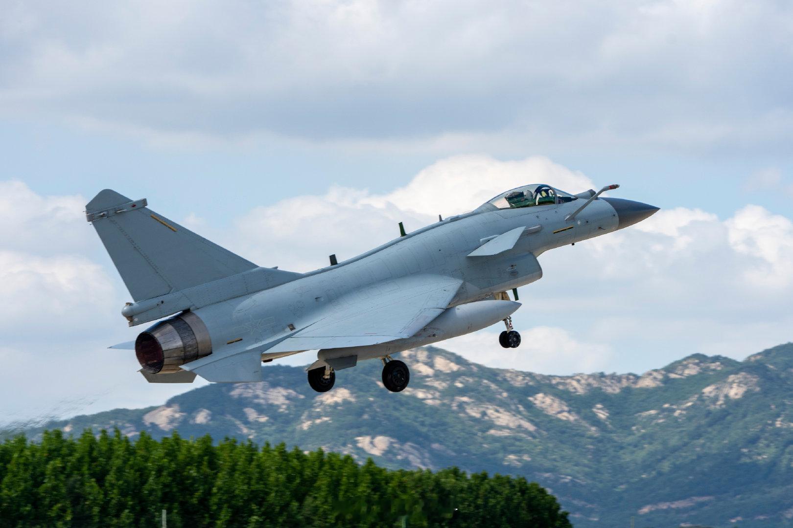 【#歼10实战化演练大片上新#】近日，北部战区空军航空兵某部组织飞行训练。伴随指挥员一声令下，数架战鹰呼啸升空，奔赴目标空域展开演练。演练围绕复杂电磁环境中红蓝对抗、近距格斗、突防突击等高难课目展开，有效锤炼部队备战打仗本领和综合保障能力。（黄雨桥 孙金磊） ​