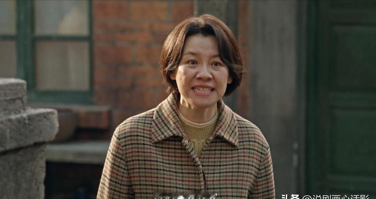 昨天看比赛那个绝杀，杨瀚森最后把球搁进去了，但重新看慢动作，我脑子里全是赵继伟传的那一下。
当时内线挤得根本没有缝隙，防守人死死贴着杨瀚森，那种位置给球，讲实话太容易失误了。
但赵继伟就那么扔出去了。
慢镜头里那个细节特别明显，球几乎是擦着防守人的指尖飞过去的，就差那么一点点。
换别的国内后卫，在这