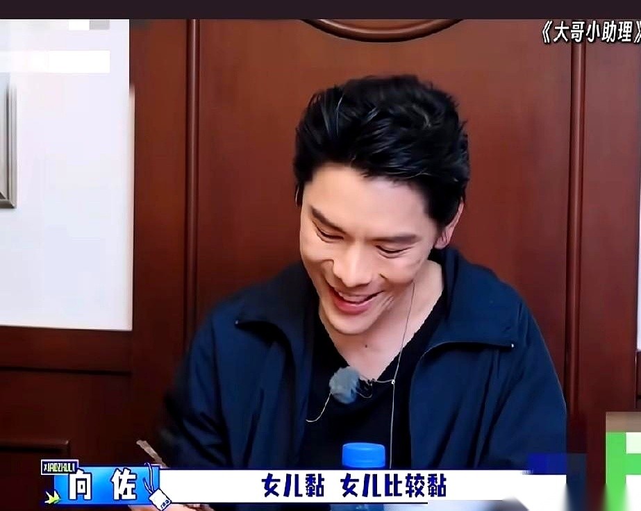 向佐跟胡军坐在一起聊孩子，冷不丁被人当面提了句之前被传肾不好的事，当场拍了桌子。
他没冲对方发火，只嚷着自己身体好得很，转头劝大家蛋白粉千万别瞎喝。
郭碧婷还在为女儿从出生起就只粘向佐这件事吃醋。
当爹的人凑一块儿，聊起后代其实就那点心思。一个琢磨着儿子得狠练，一个念叨着女儿只要平安就成。
结果向佐