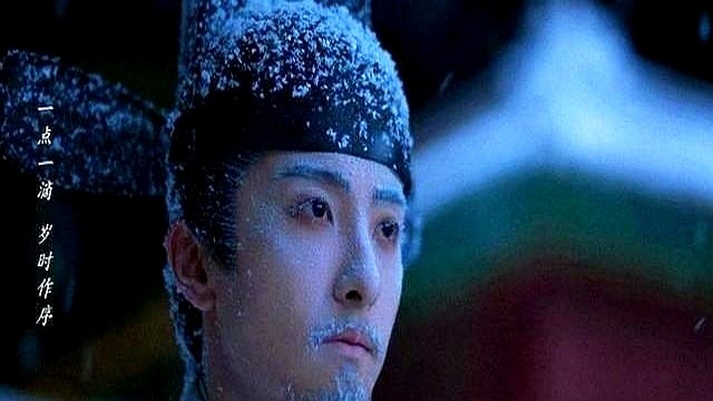 横店40度高温，牛骏峰穿着三层棉官服演冻死的尸体，正片近景却切给了假人。

被喷了一下午假雪，雪浆混着汗直接往领口灌，导演喊卡的时候他腿都僵了。为了台词情绪能更委屈，他还主动找导演要求重拍告别哭戏。

不少观众还以为这场戏是在大冬天拍的。

结果正片一出来，近景镜头根本不是他，直接换成了道具假人。